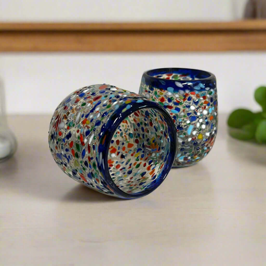 Copa de vino con borde azul y confeti | Copa mexicana sin tallo soplada a mano