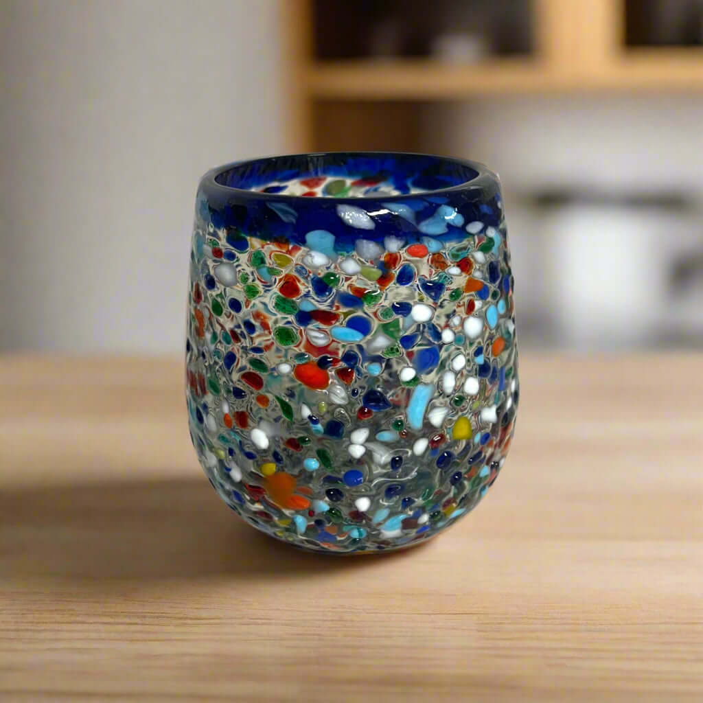 Copa de vino con borde azul y confeti | Copa mexicana sin tallo soplada a mano