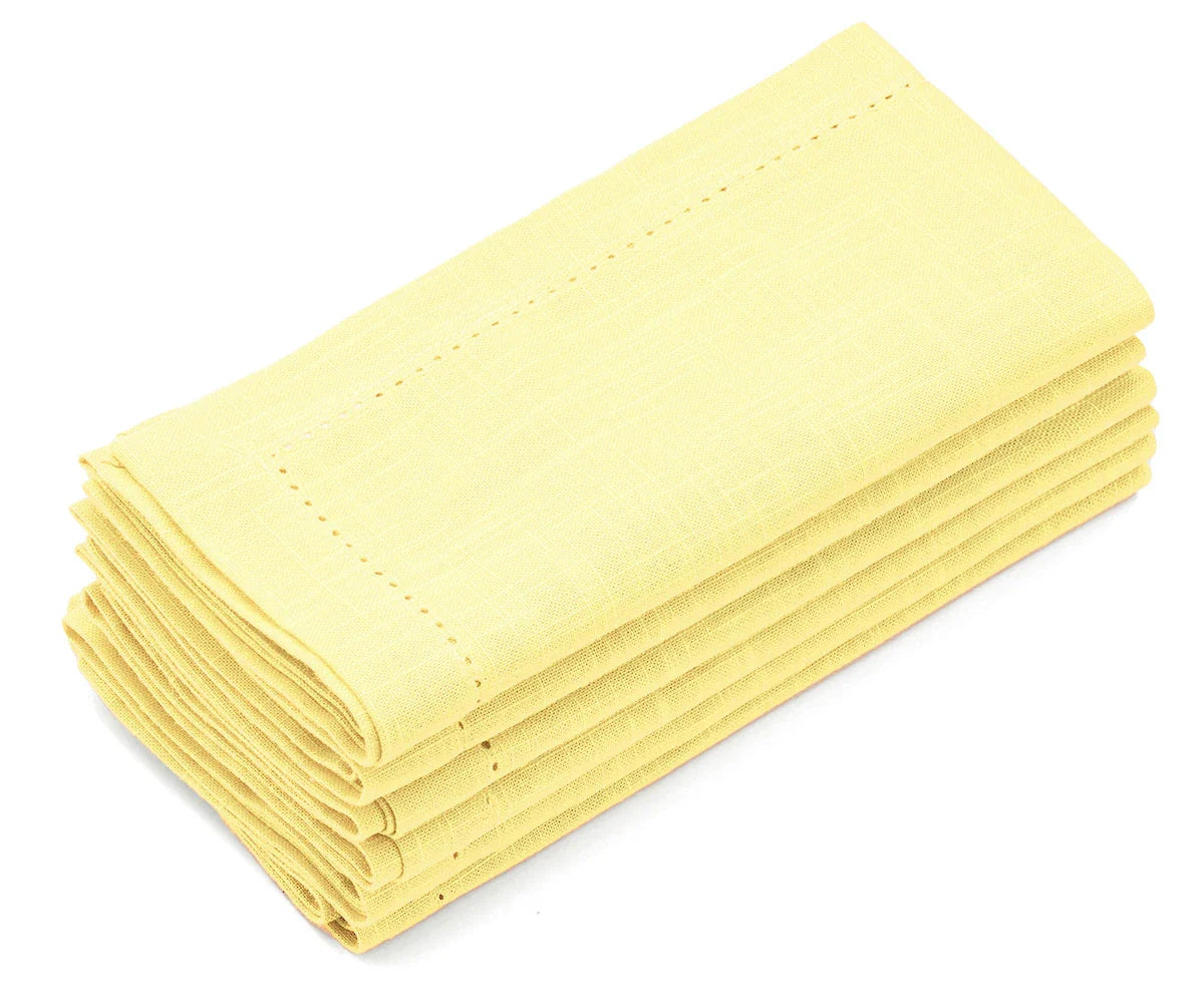 Servilletas de color amarillo mantequilla con dobladillo