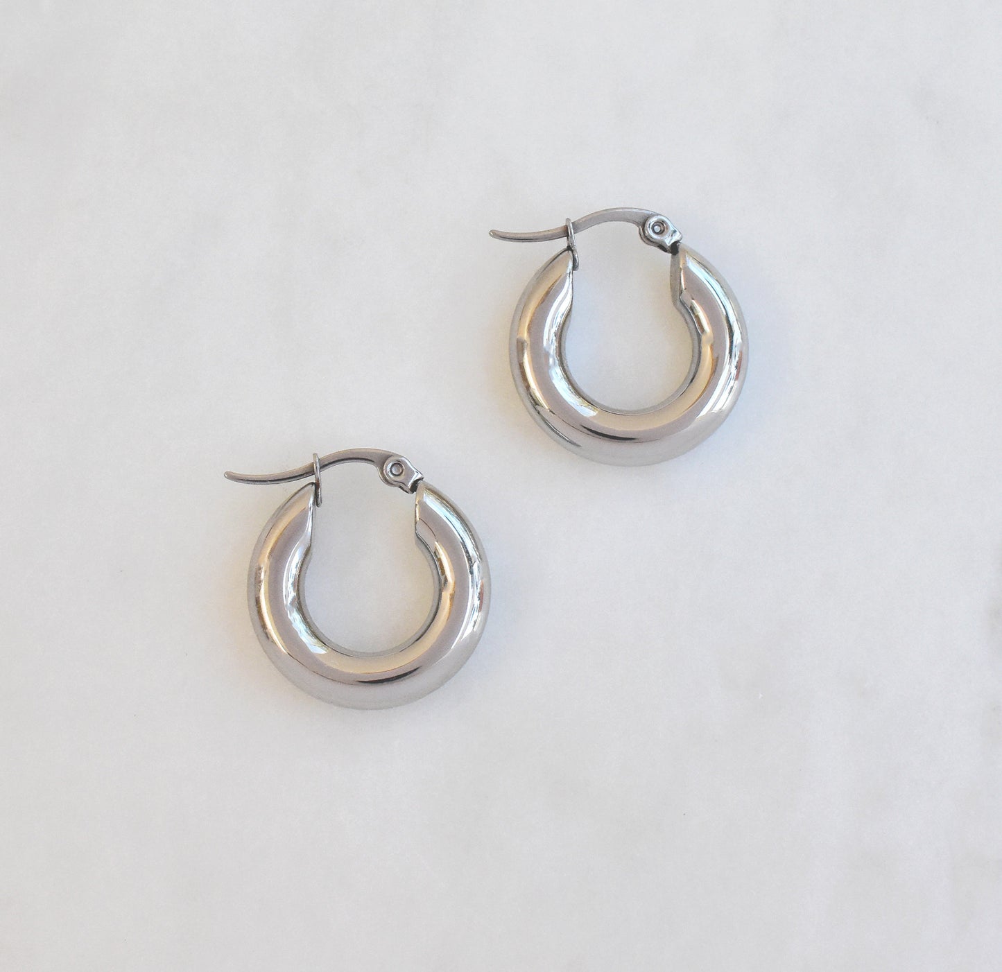 Pendientes de aro pequeños y gruesos de plata Lucy