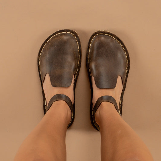 Sandalias descalzas con punta cerrada color café