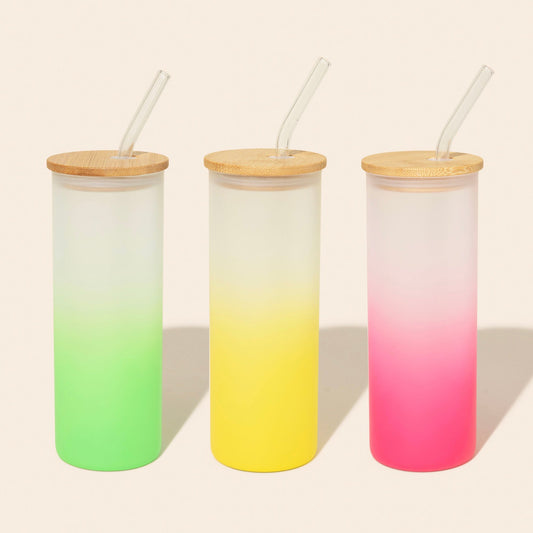 Vaso alto de vidrio de colores con pajita de vidrio