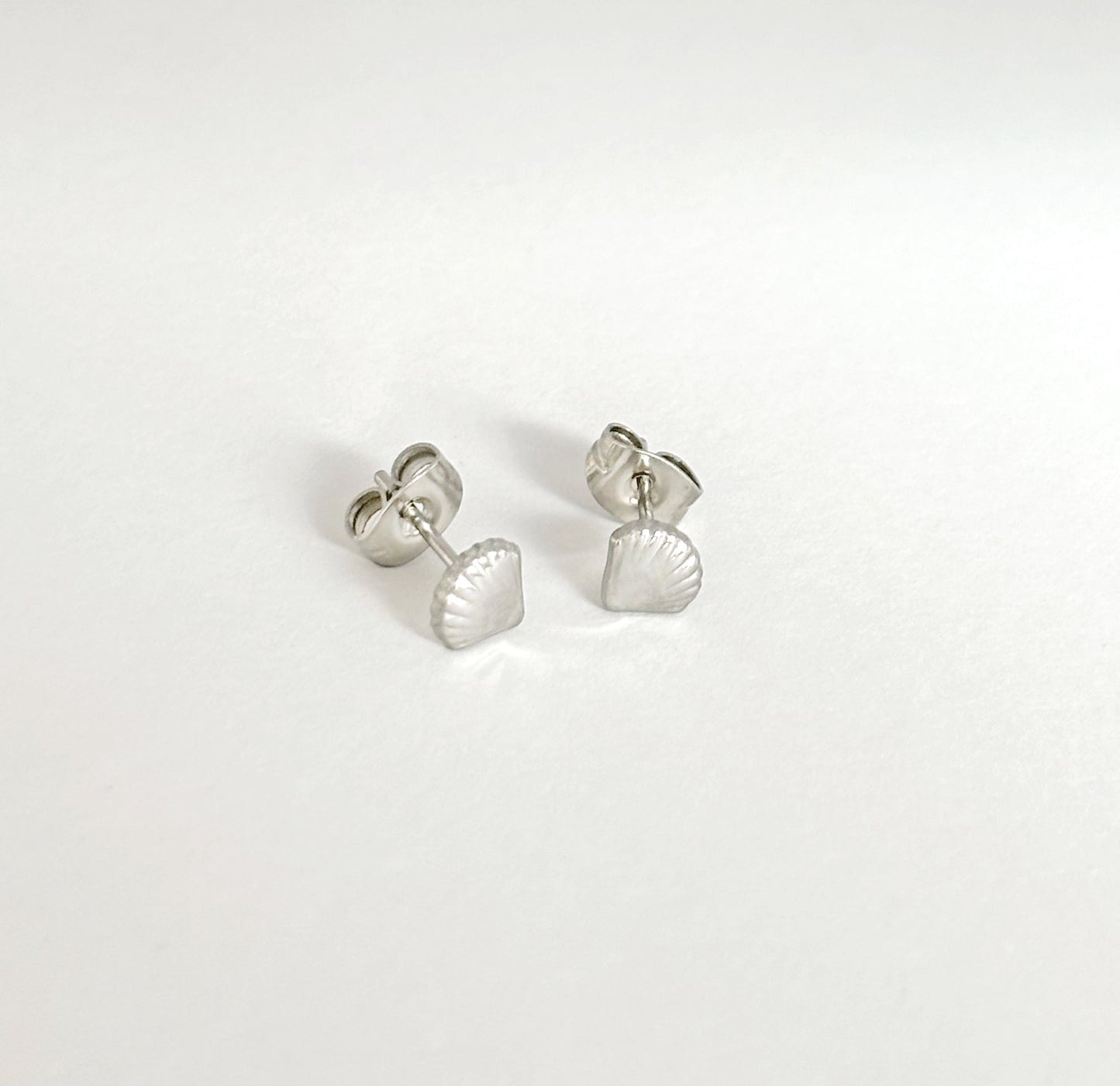 Pendientes de botón con forma de concha marina de plata delicada de Holly