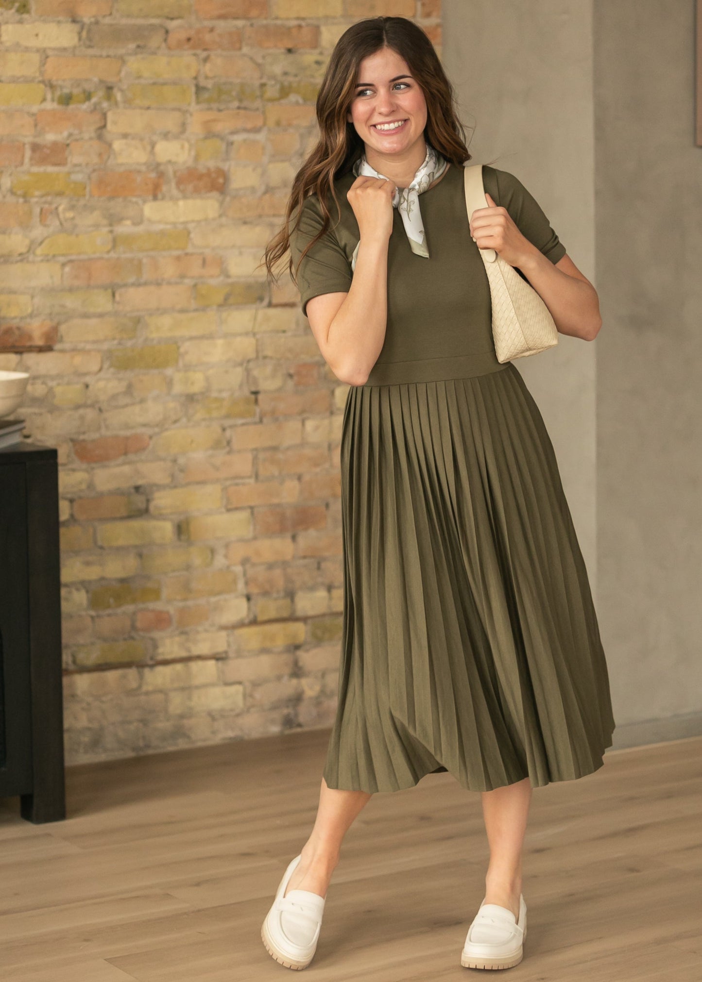 Vestido Midi Plisado Emersyn Olive