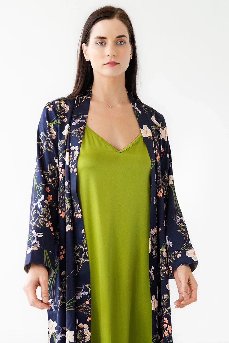 Bata de seda con diseño floral