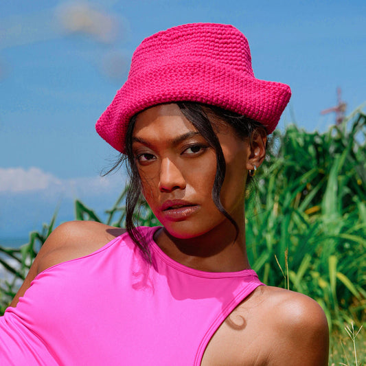 Gorro de crochet GANI en rosa intenso