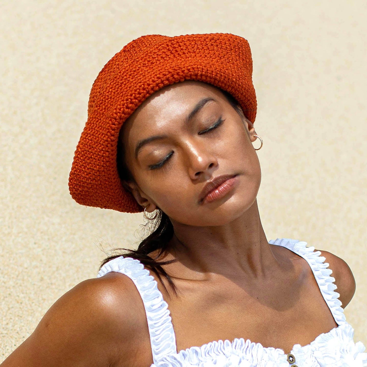 Gorro de crochet GANI en color marrón té rooibos