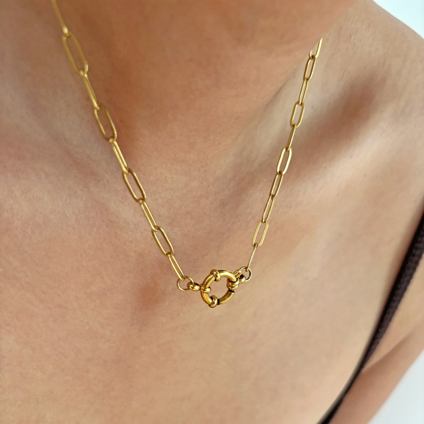 COLLAR CON DIJE DE CADENA DE CLIP DE PAPEL DORADO KELLY