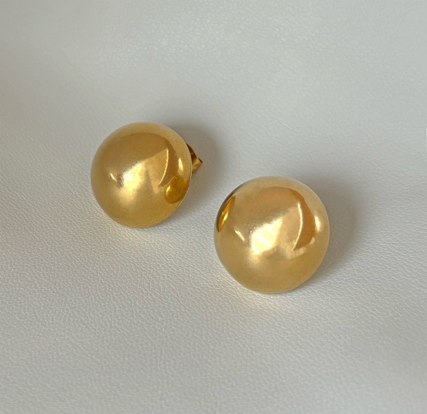 PENDIENTES DE DOMO DORADO MARYLYN