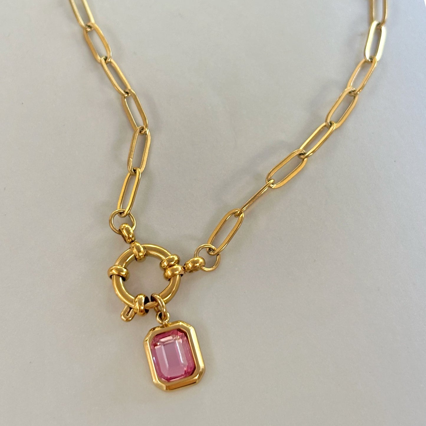 COLLAR CON DIJE DE CADENA DE CLIP DE PAPEL DORADO KELLY