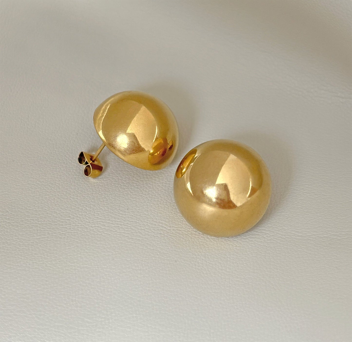PENDIENTES DE DOMO DORADO MARYLYN