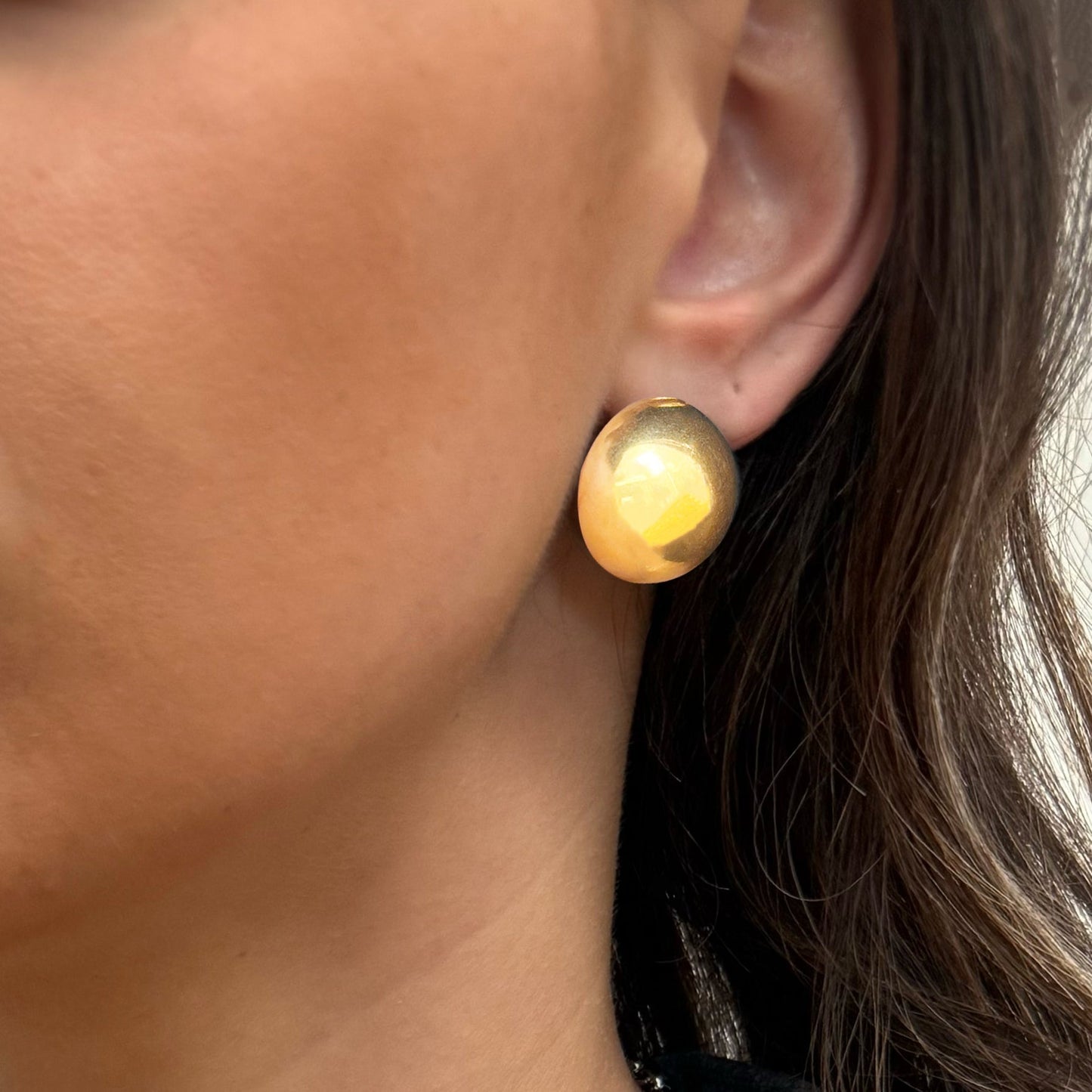 PENDIENTES DE DOMO DORADO MARYLYN