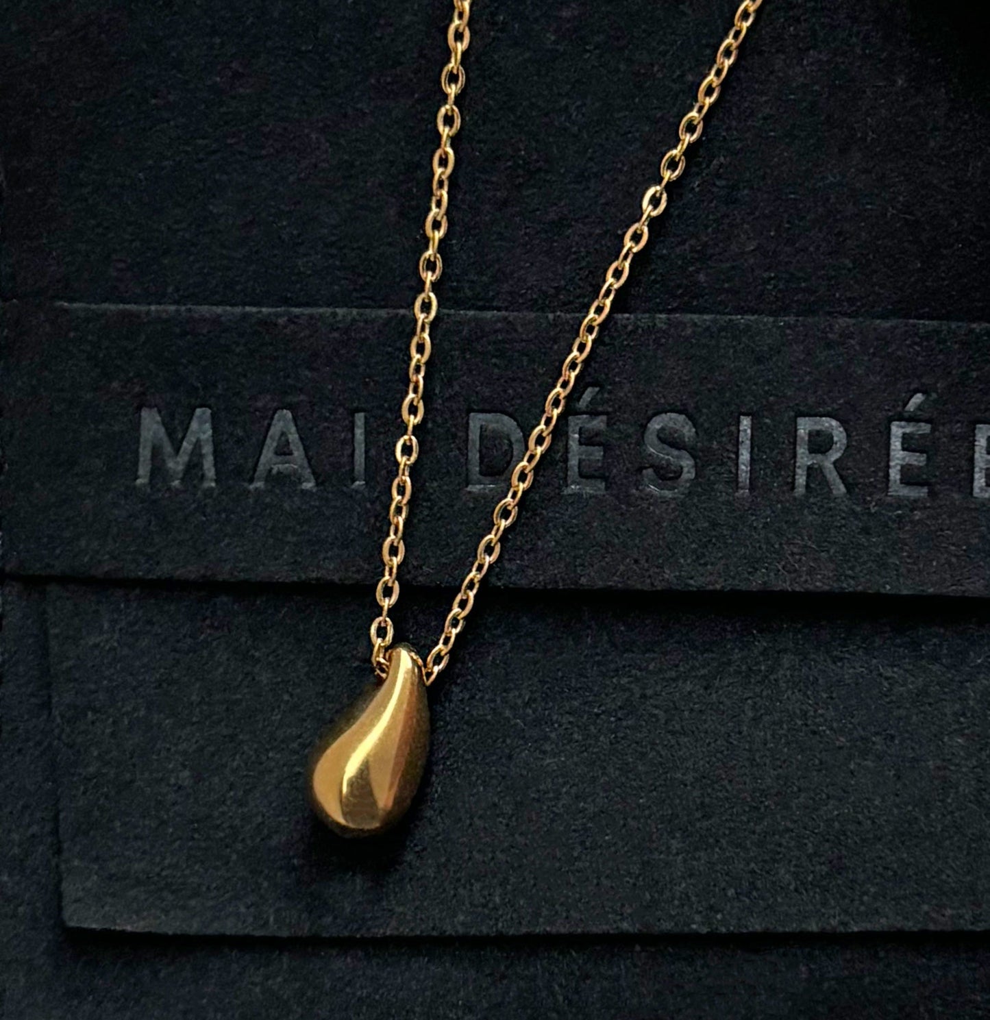COLLAR CON COLGANTE DE LÁGRIMA DE ORO DE PENÉLOPE