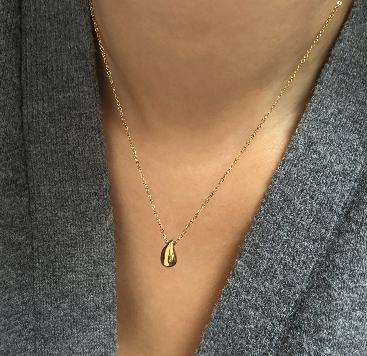 COLLAR CON COLGANTE DE LÁGRIMA DE ORO DE PENÉLOPE