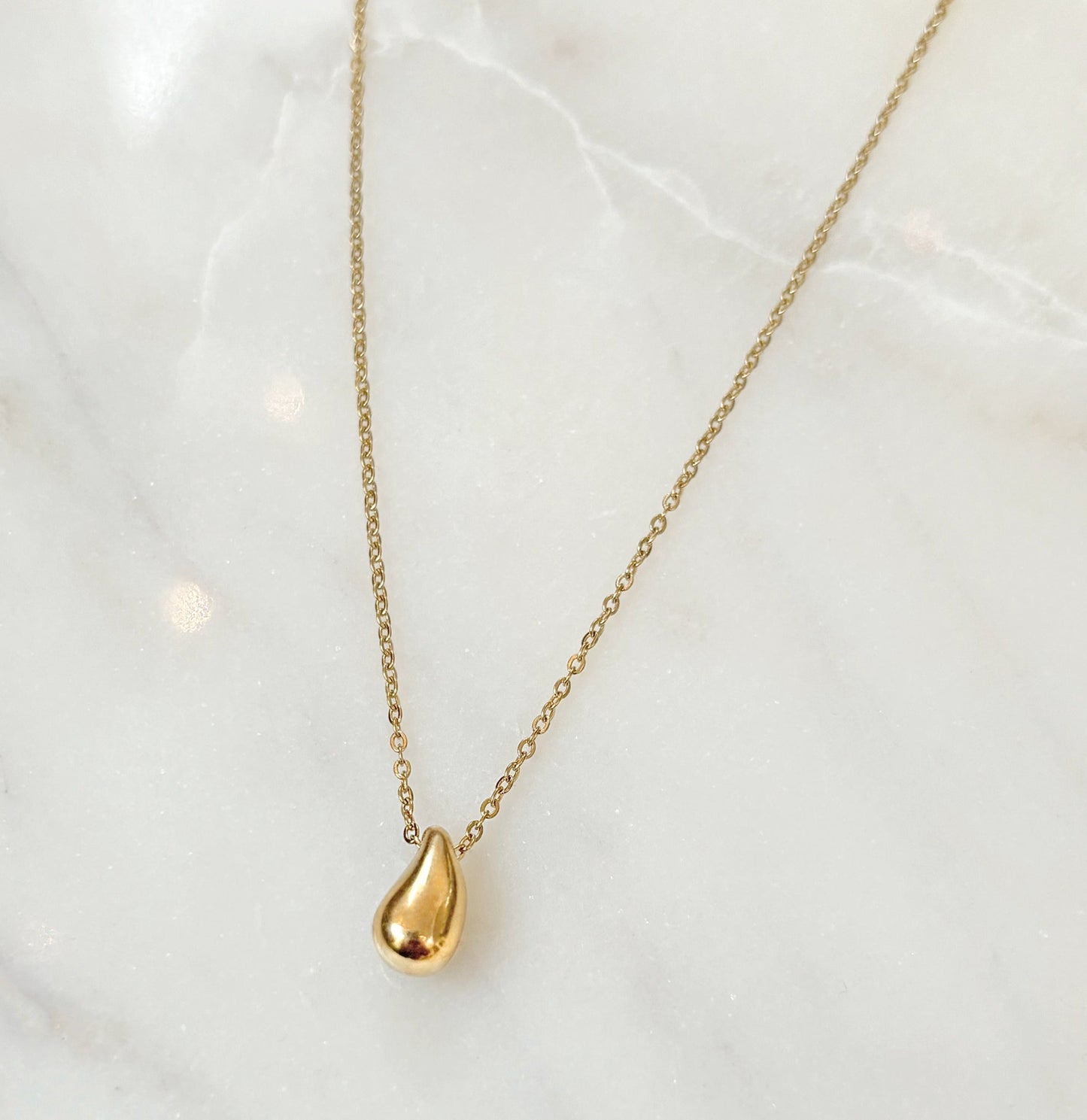 COLLAR CON COLGANTE DE LÁGRIMA DE ORO DE PENÉLOPE