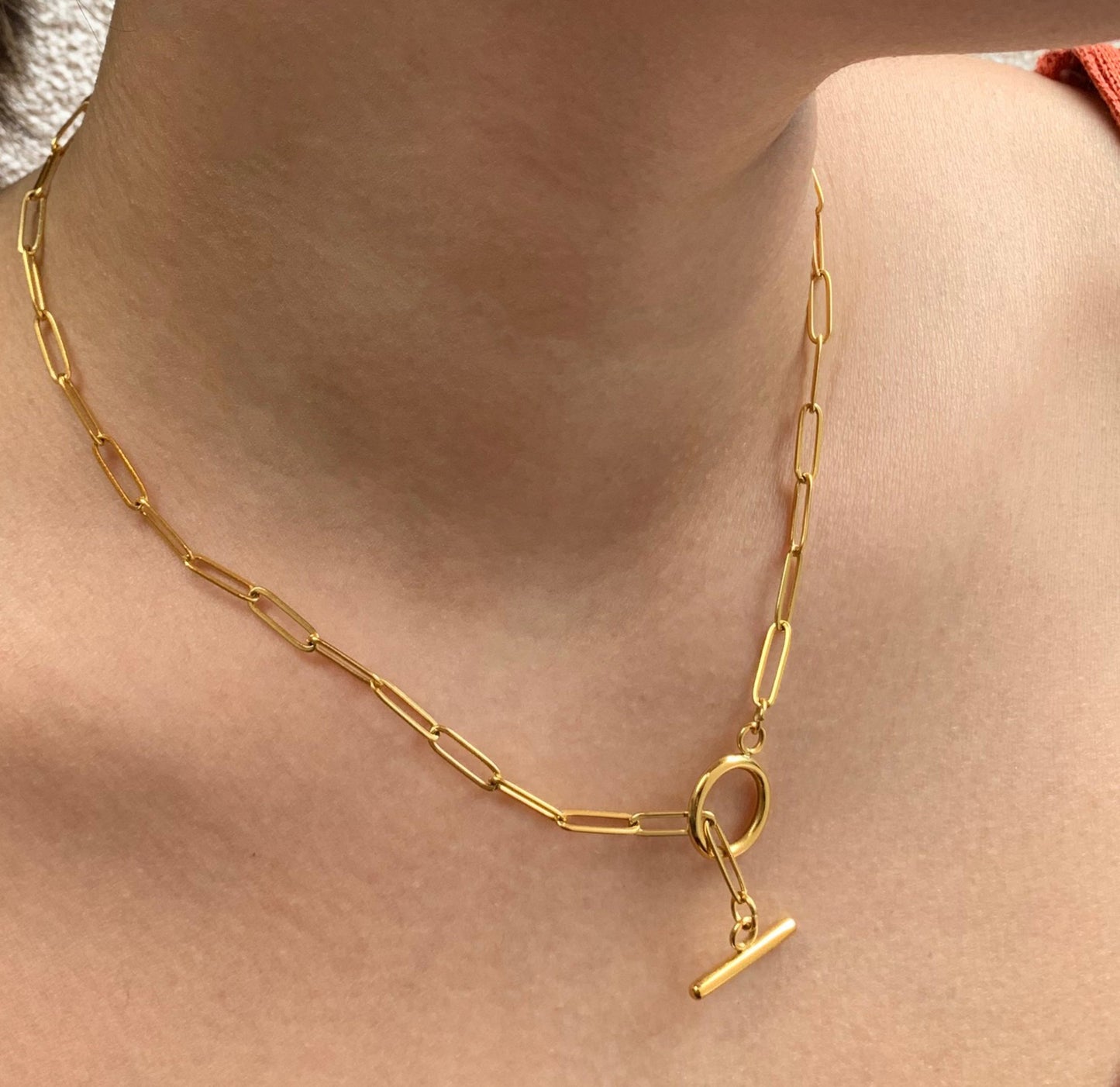 COLLAR DE CADENA CON CLIPS SUJETAPAPELES DORADOS JAMIE
