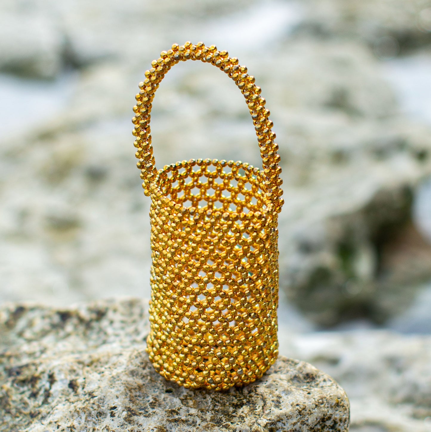 Bolso tipo cubo con cuentas metálicas GOLDA en dorado