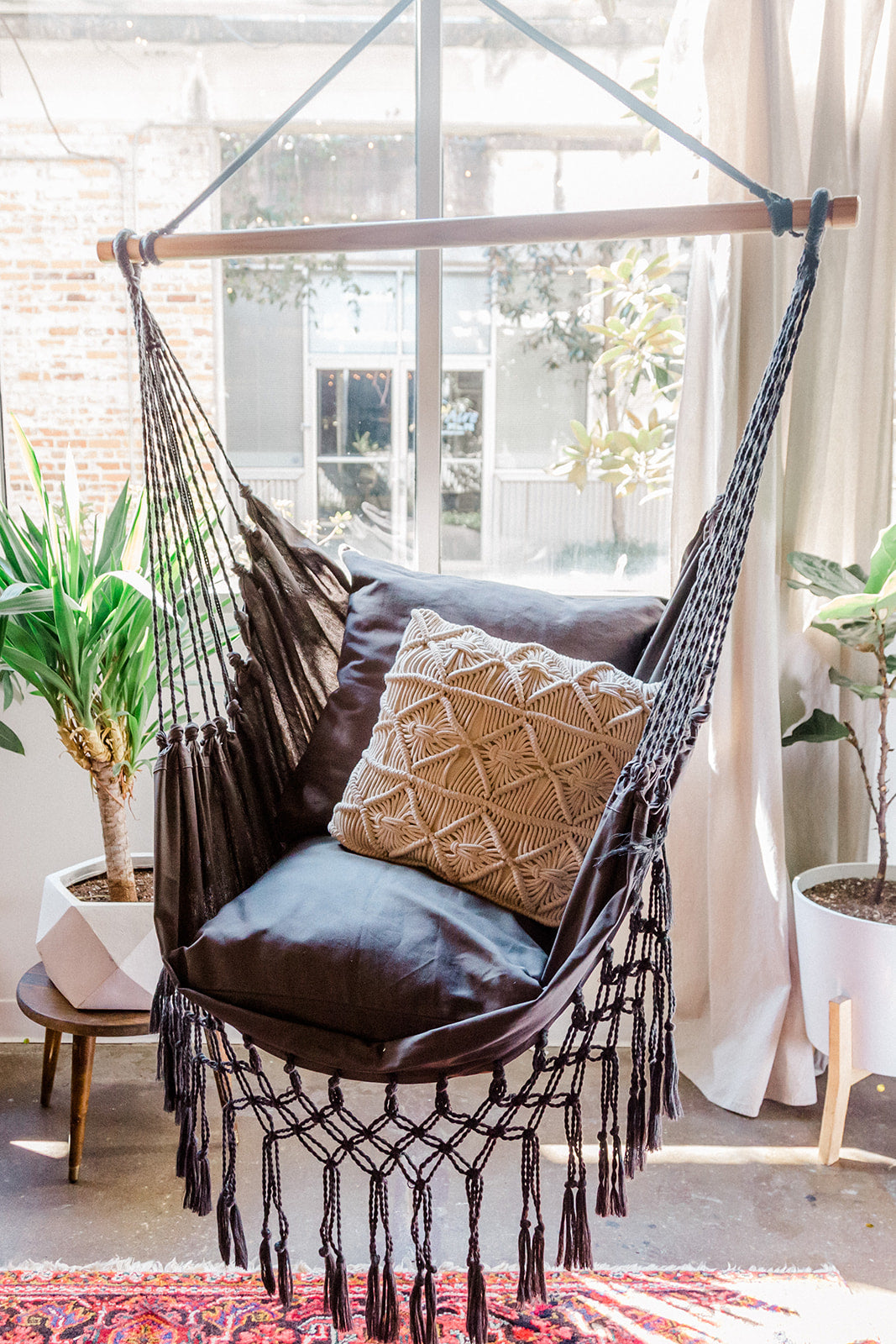 Silla hamaca colgante de macramé estilo boho gris | SERENA