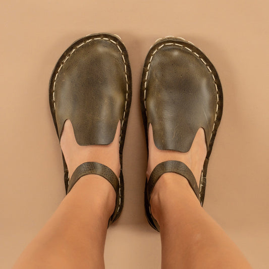 Sandalias descalzas verdes con punta cerrada