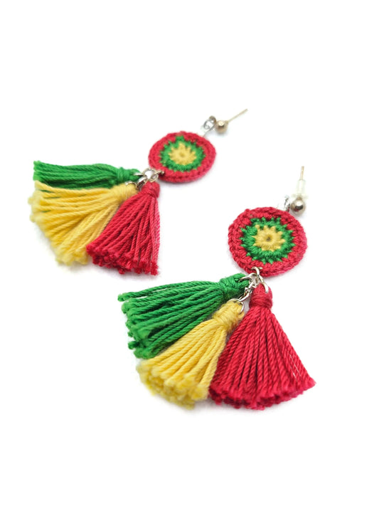 Pendientes de borlas verdes, amarillas y rojas