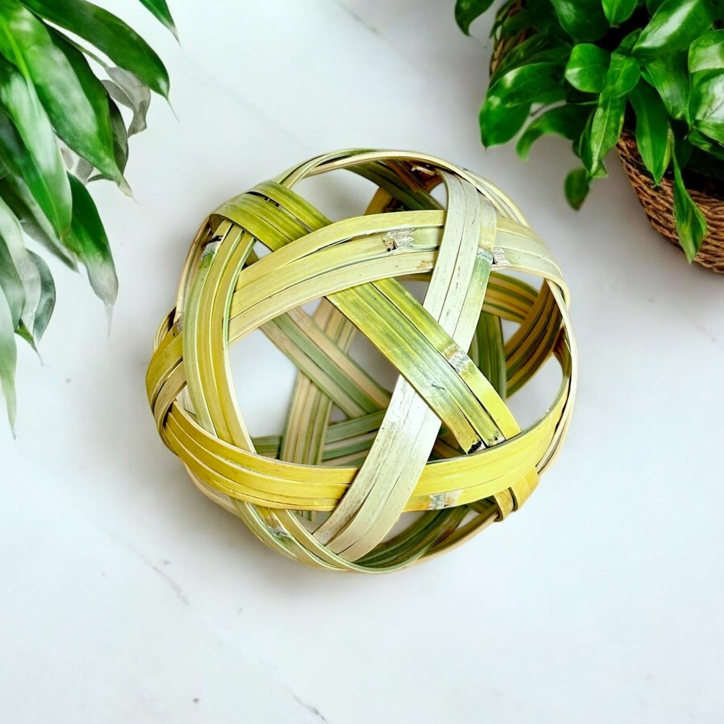 Bola decorativa de bambú tejida a mano