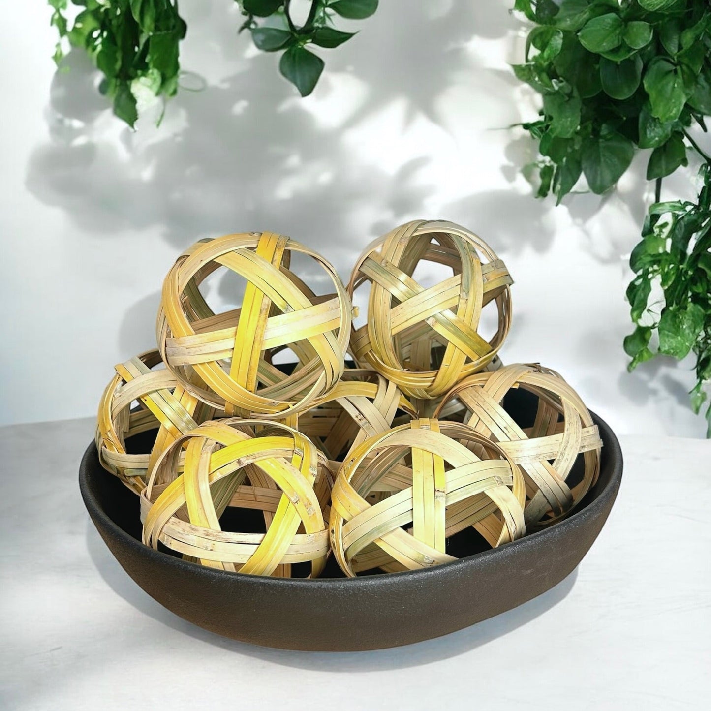 Bola decorativa de bambú tejida a mano
