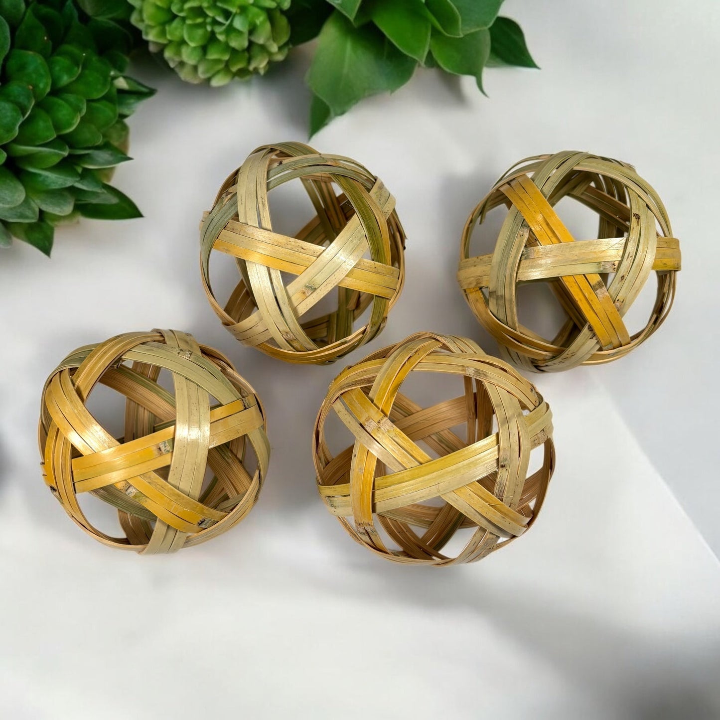 Bola decorativa de bambú tejida a mano