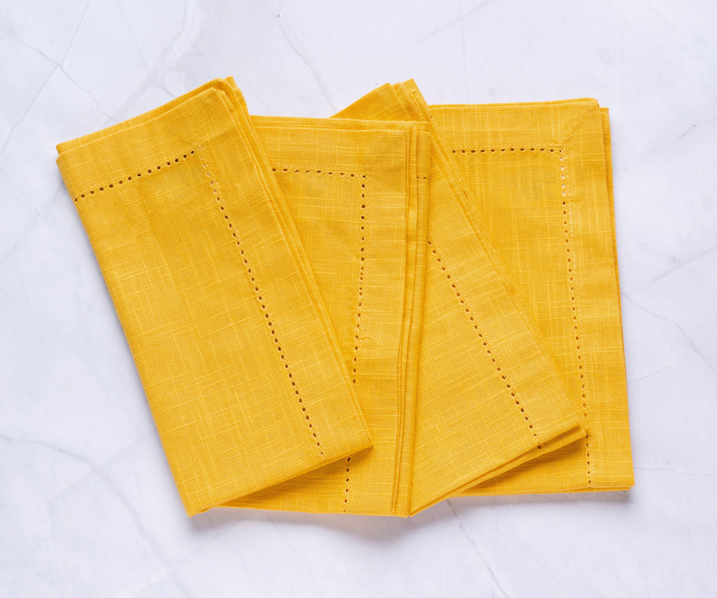 Servilletas amarillas con dobladillo