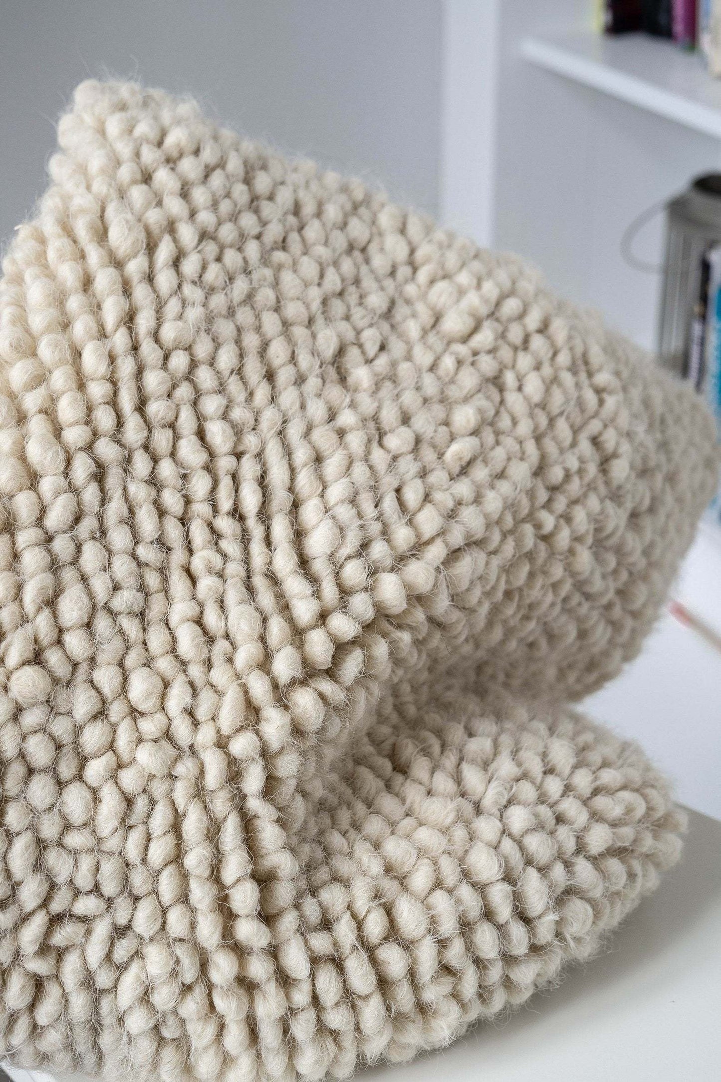 Cojín decorativo de lana tejido a mano "Piedras"