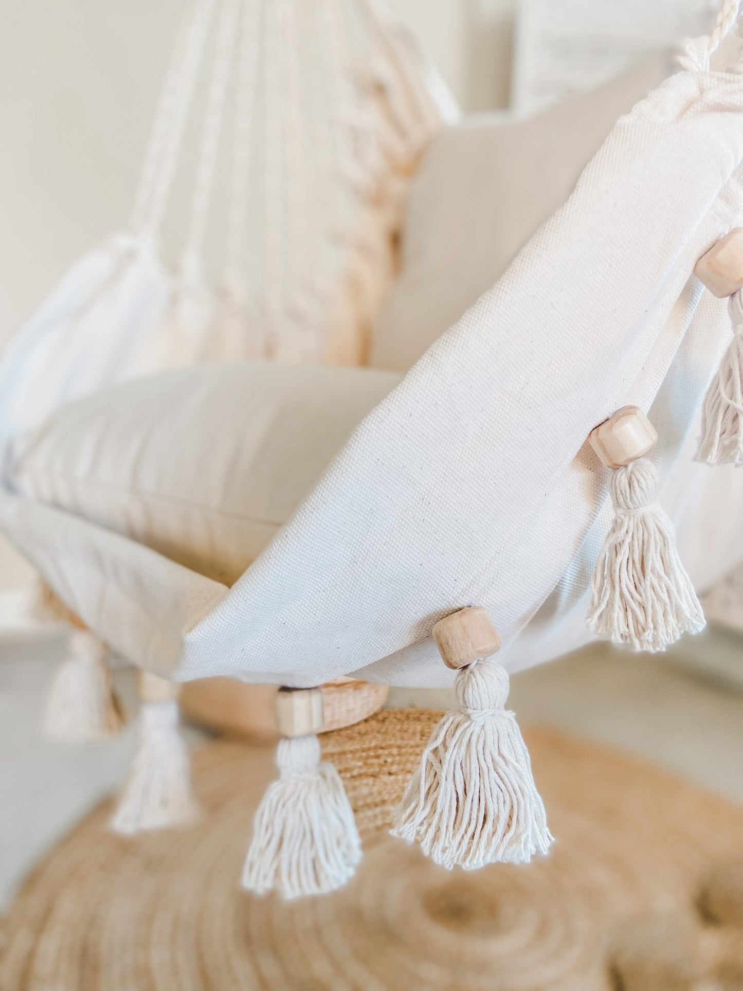 Silla hamaca pequeña de estilo bohemio para interiores con borlas | LOLITA Jr.