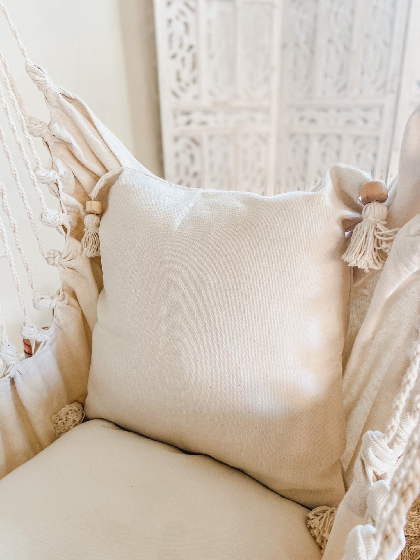Silla hamaca pequeña de estilo bohemio para interiores con borlas | LOLITA Jr.