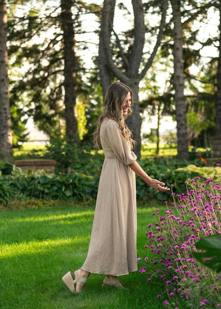 Vestido de Gasa Kayleen Tan con Cuerpo Fruncido - VENTA FINAL