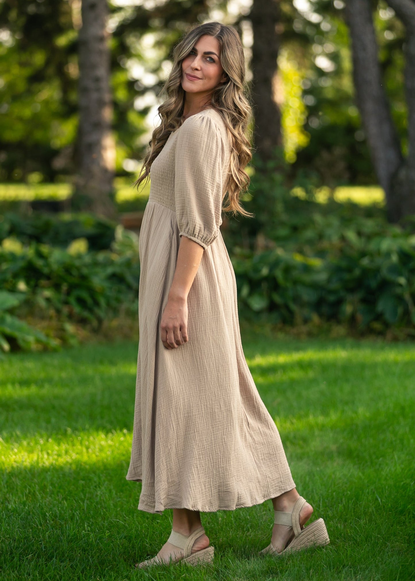 Vestido de Gasa Kayleen Tan con Cuerpo Fruncido - VENTA FINAL