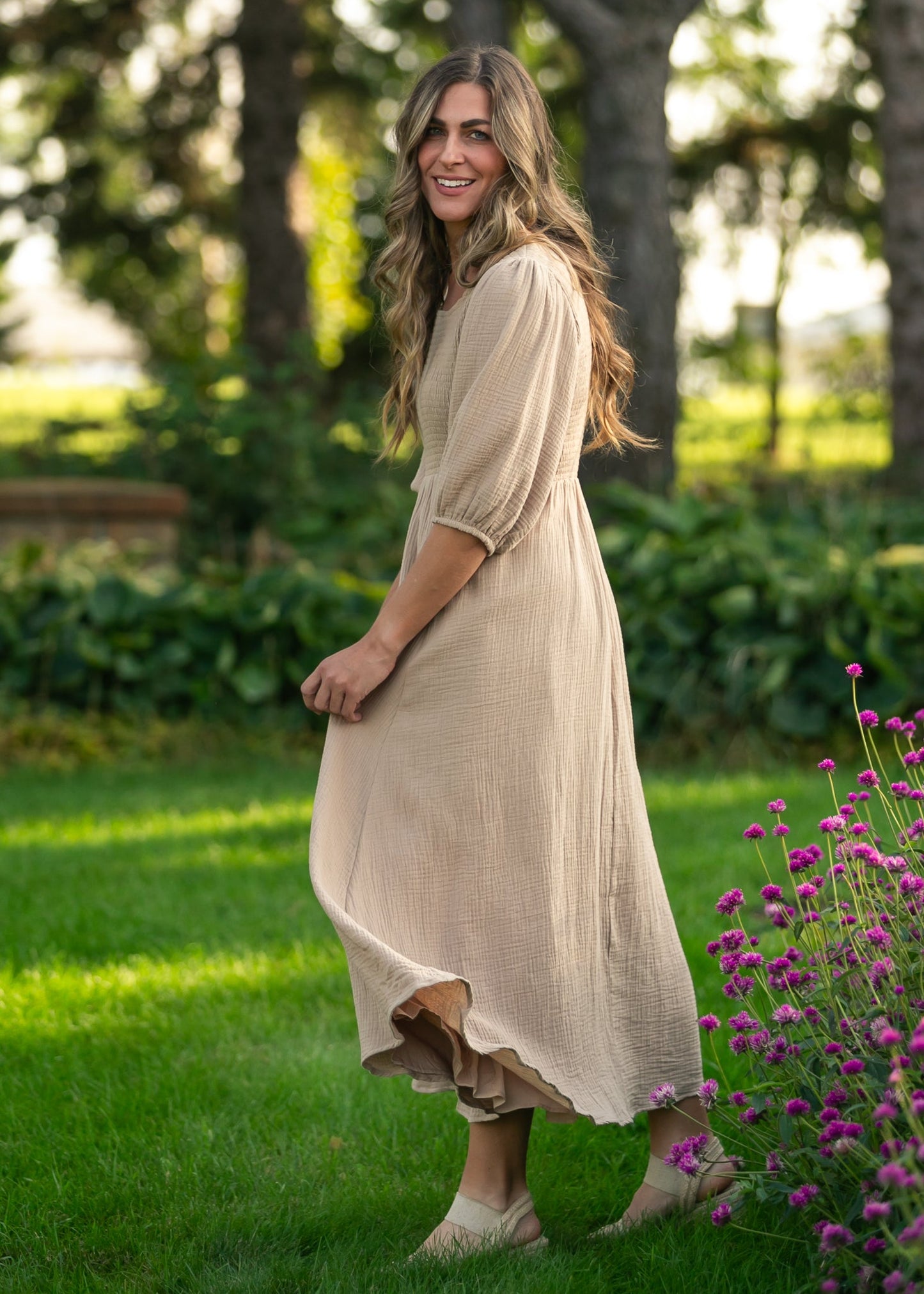 Vestido de Gasa Kayleen Tan con Cuerpo Fruncido - VENTA FINAL