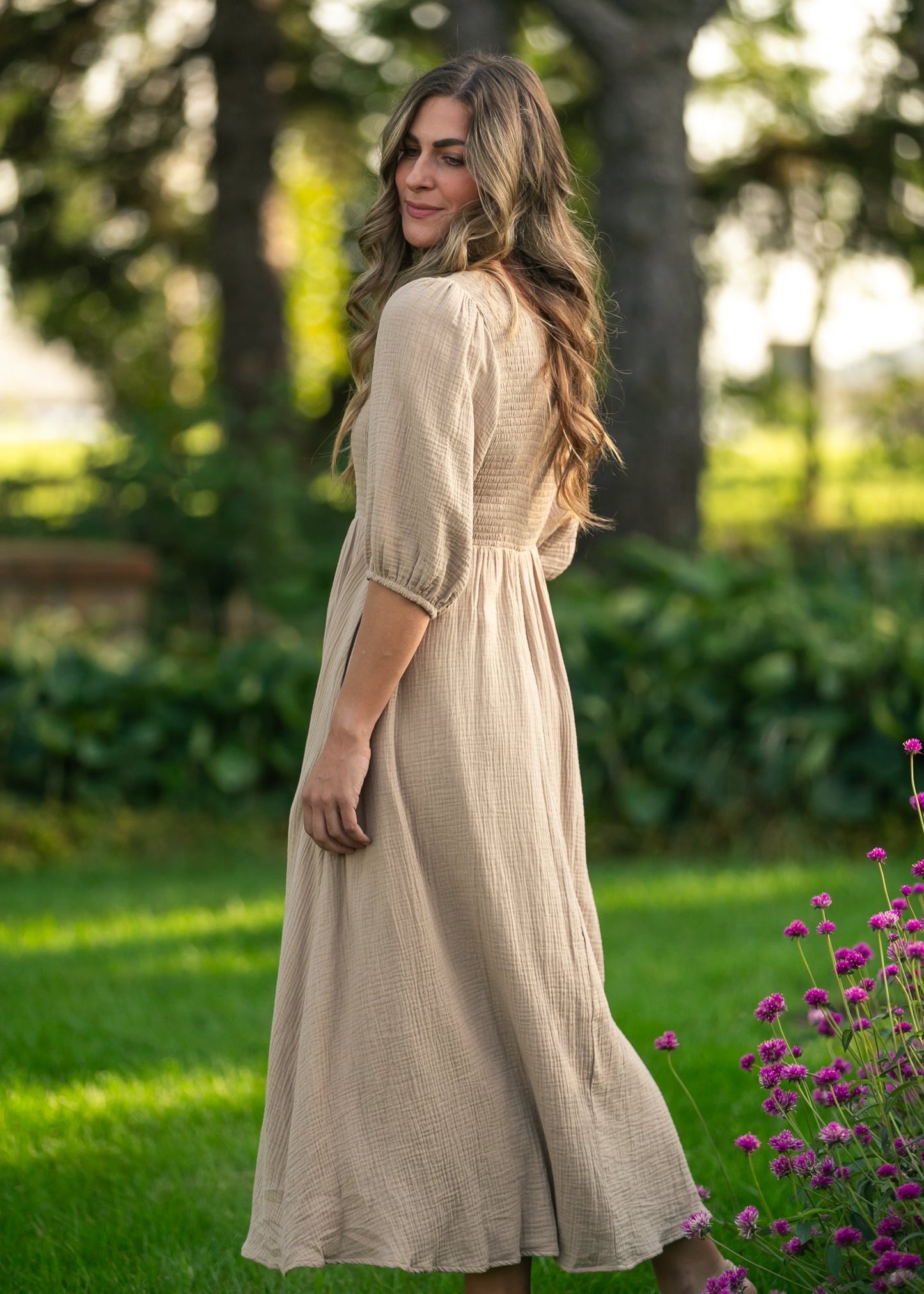 Vestido de Gasa Kayleen Tan con Cuerpo Fruncido - VENTA FINAL