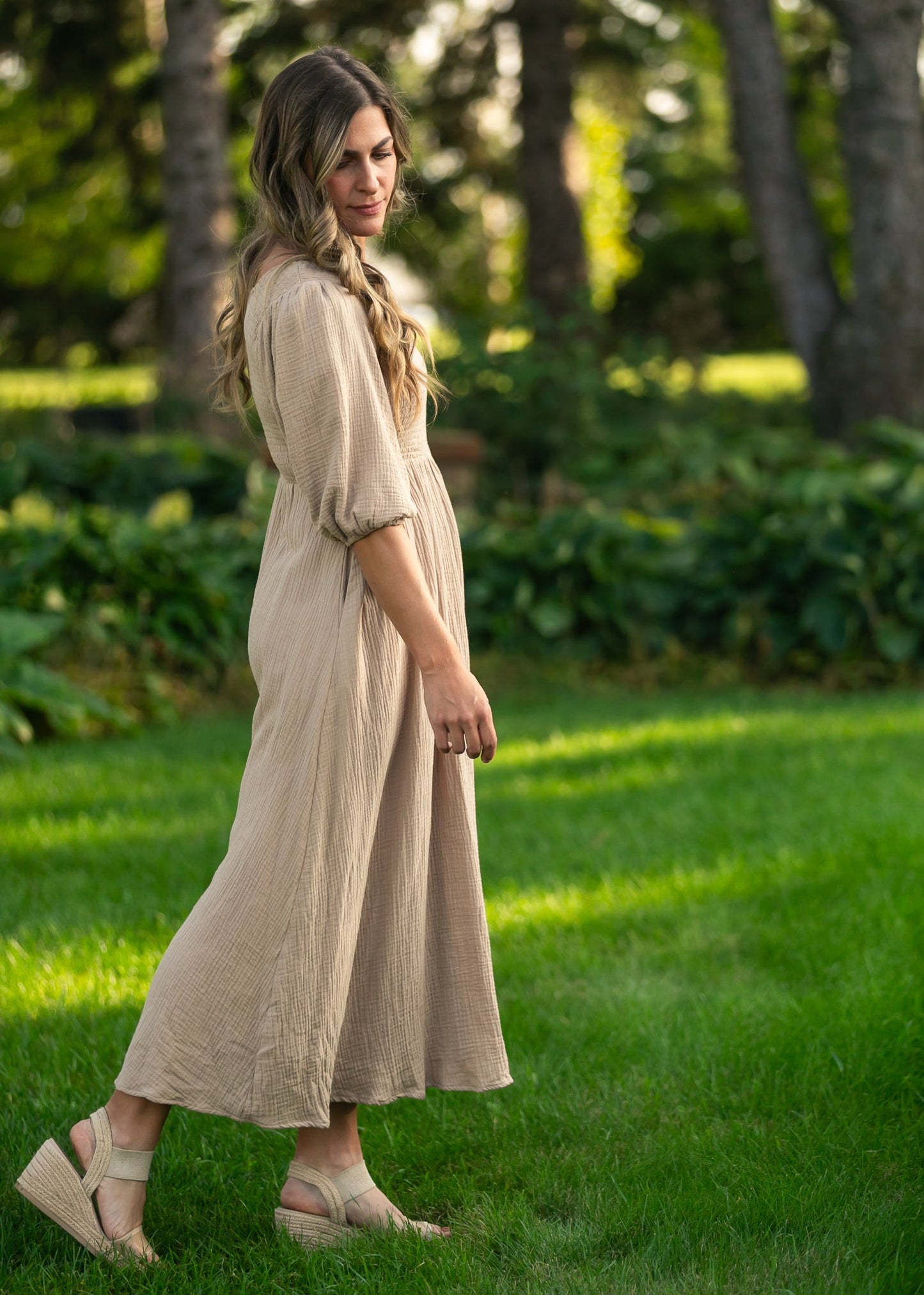 Vestido de Gasa Kayleen Tan con Cuerpo Fruncido - VENTA FINAL