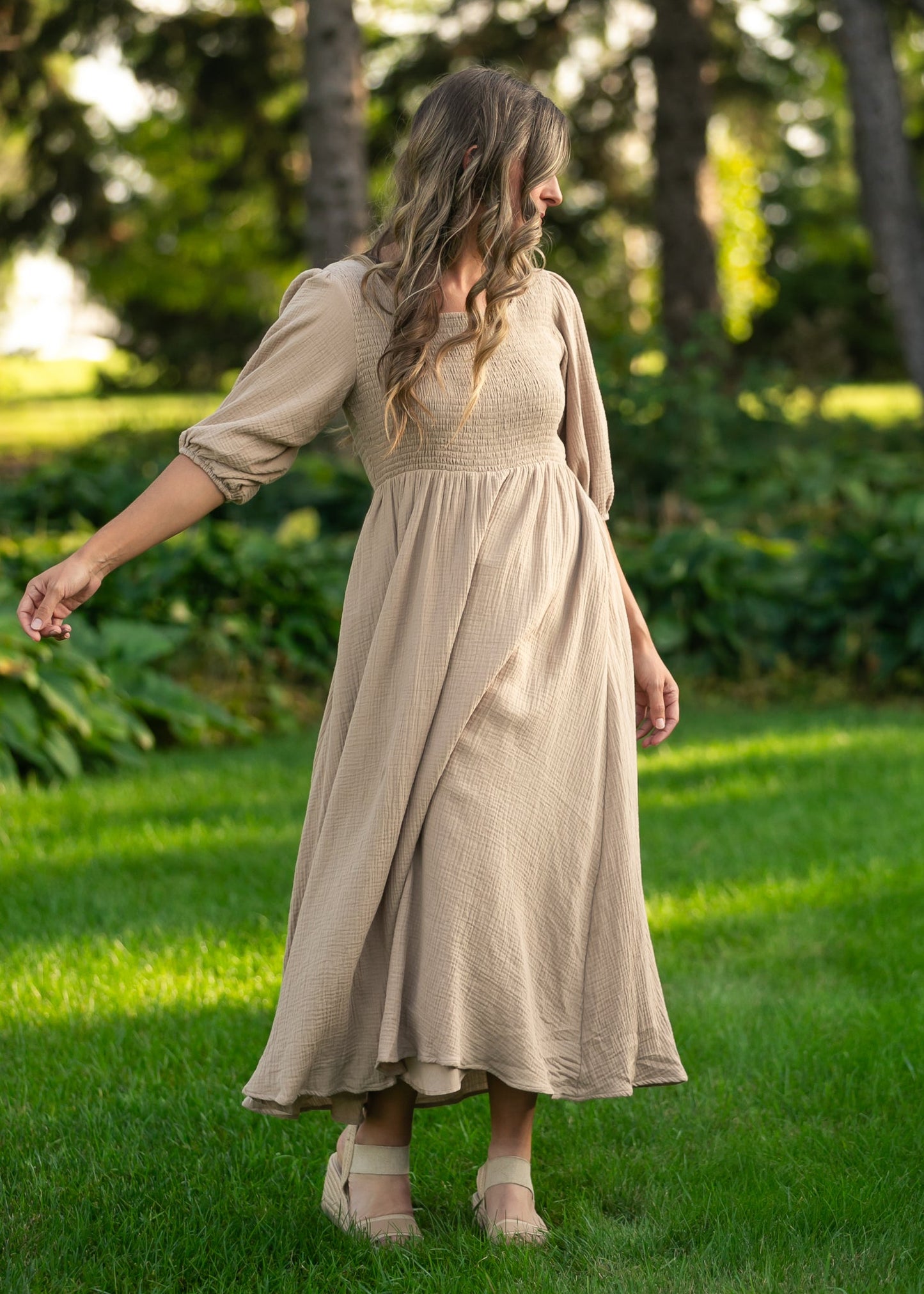 Vestido de Gasa Kayleen Tan con Cuerpo Fruncido - VENTA FINAL