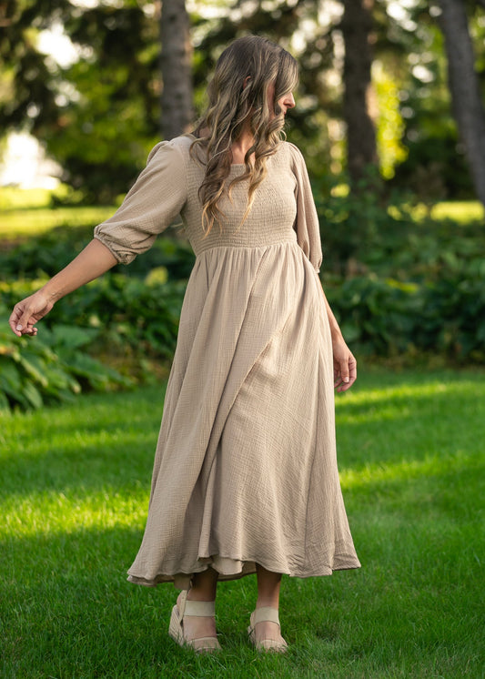 Vestido de Gasa Kayleen Tan con Cuerpo Fruncido - VENTA FINAL