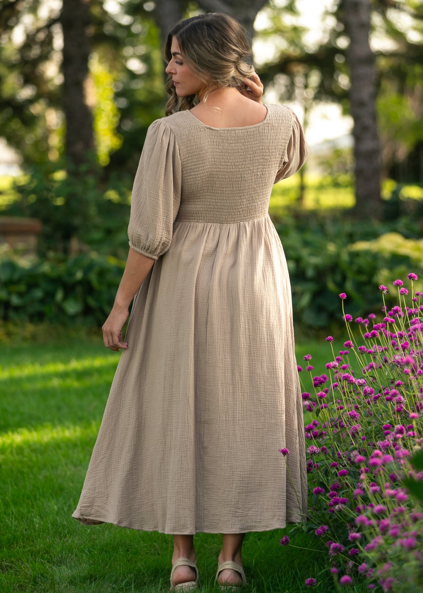 Vestido de Gasa Kayleen Tan con Cuerpo Fruncido - VENTA FINAL