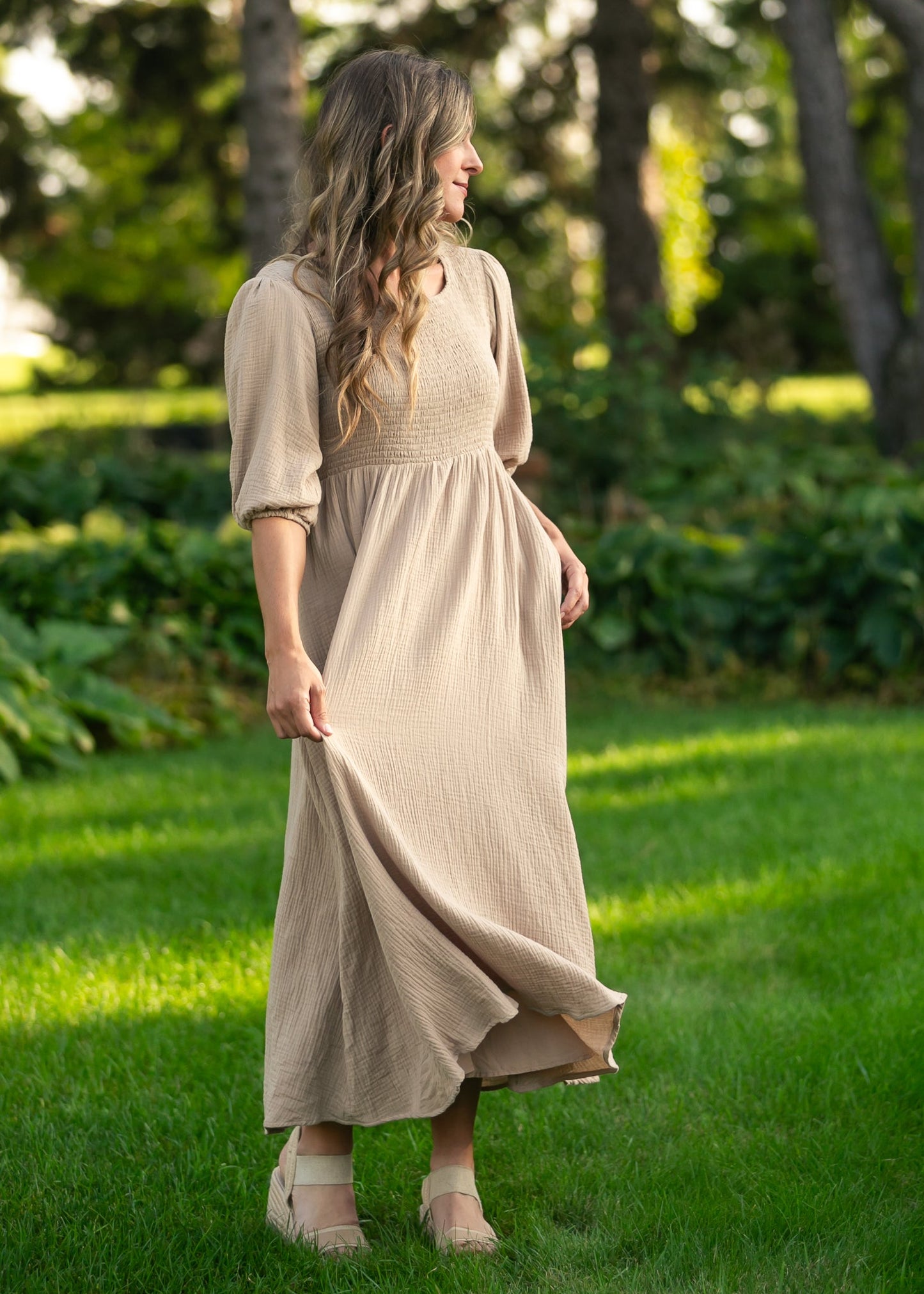 Vestido de Gasa Kayleen Tan con Cuerpo Fruncido - VENTA FINAL