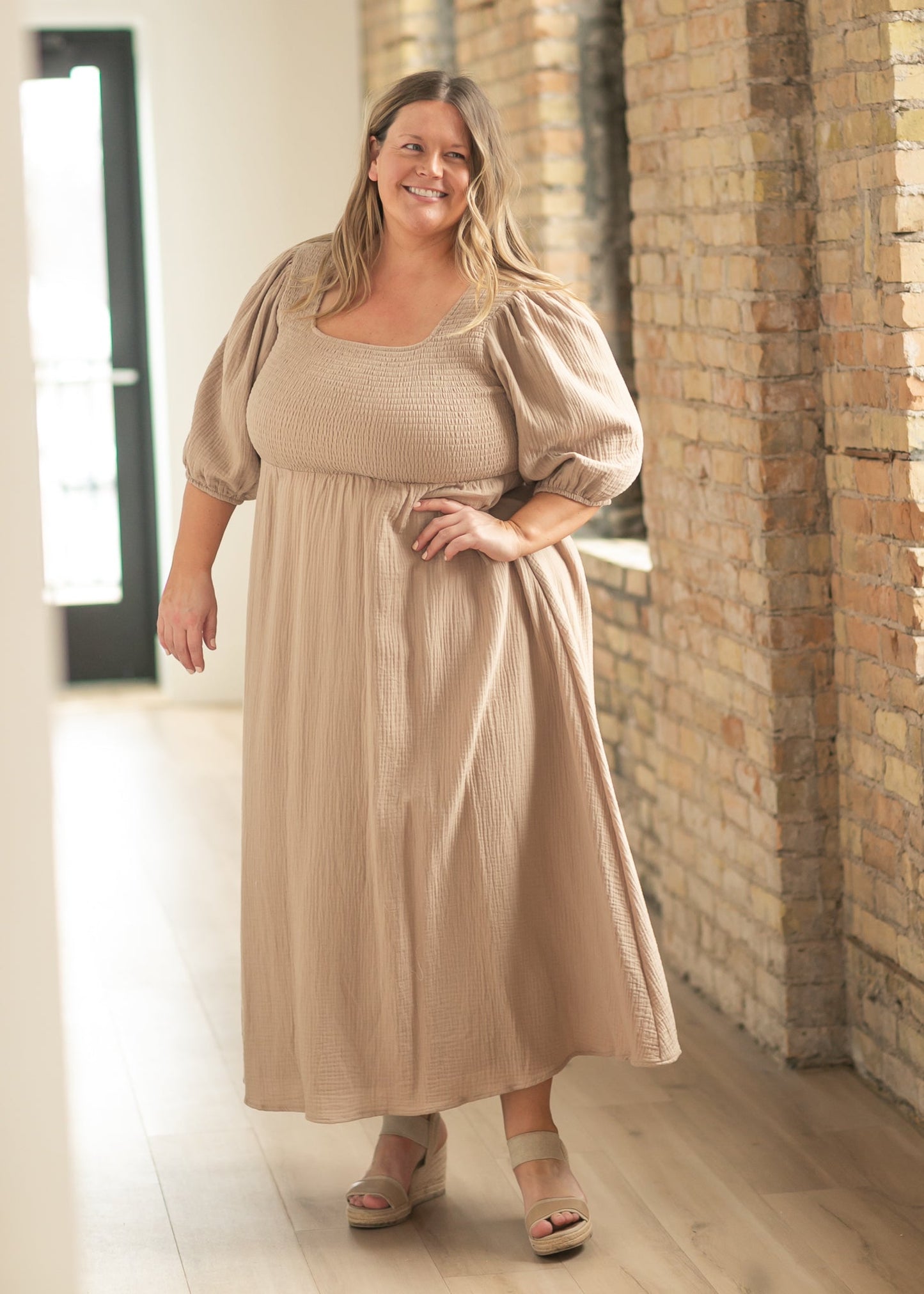 Vestido de Gasa Kayleen Tan con Cuerpo Fruncido - VENTA FINAL