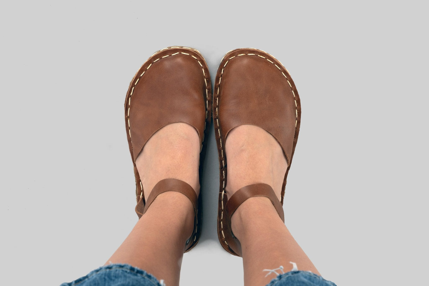 Sandalias descalzas de león