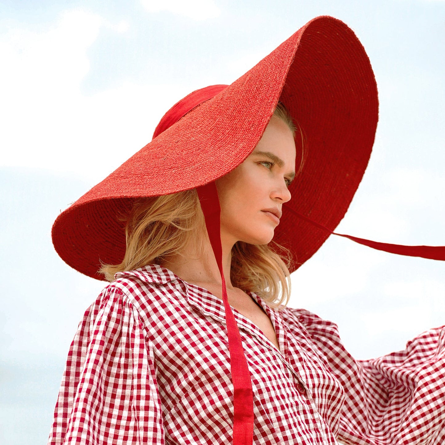 Sombrero de paja de yute de ala ancha LOLA en rojo