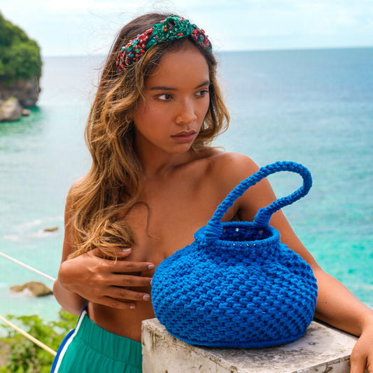 Bolso tipo cubo de macramé NAGA en azul celeste