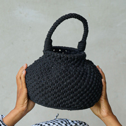 Bolso tipo cubo de macramé NAGA en negro