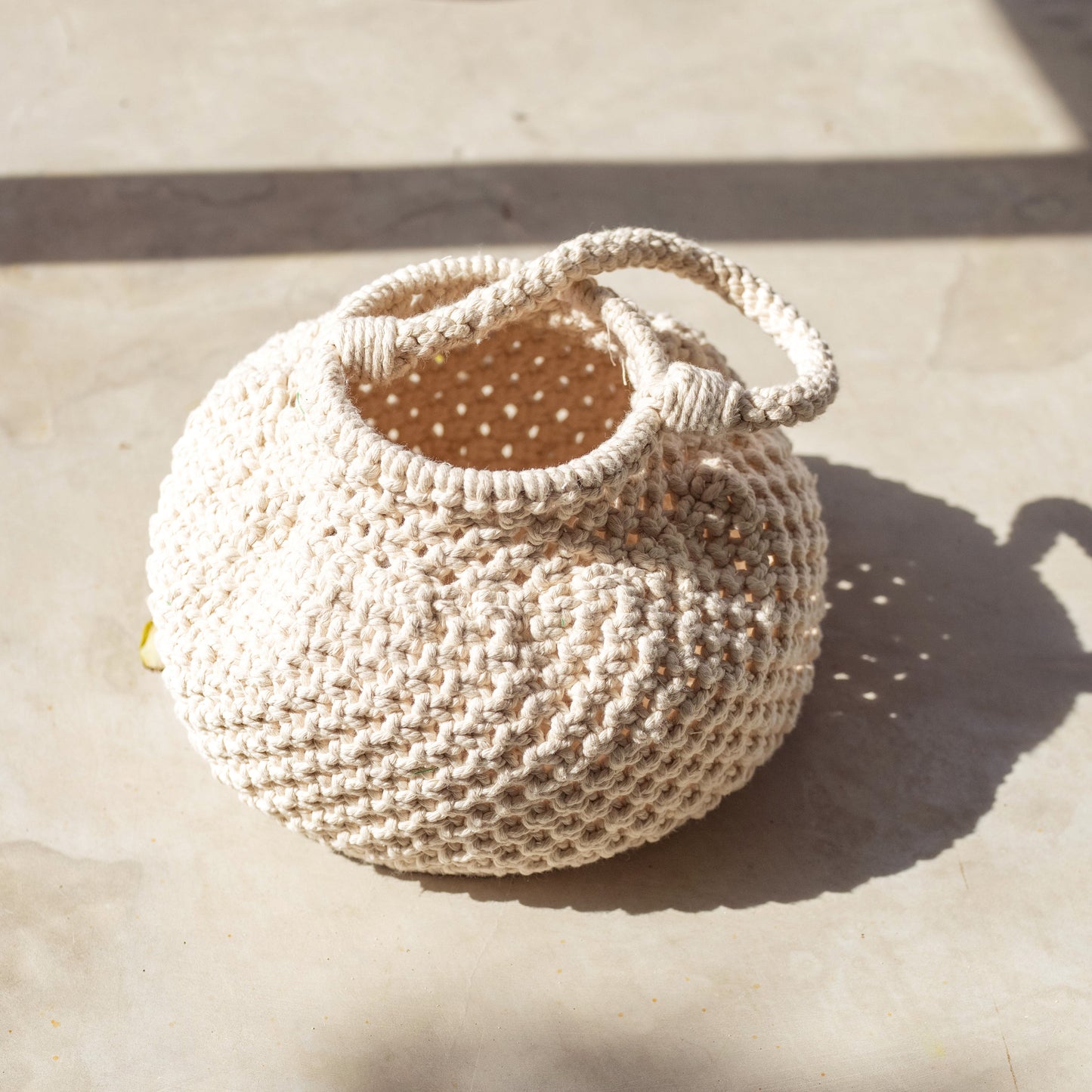 Bolso tipo cubo de macramé NAGA en blanco roto