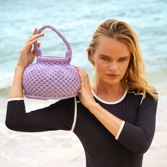 Bolso estilo cubo de macramé Naga, en color morado bígaro