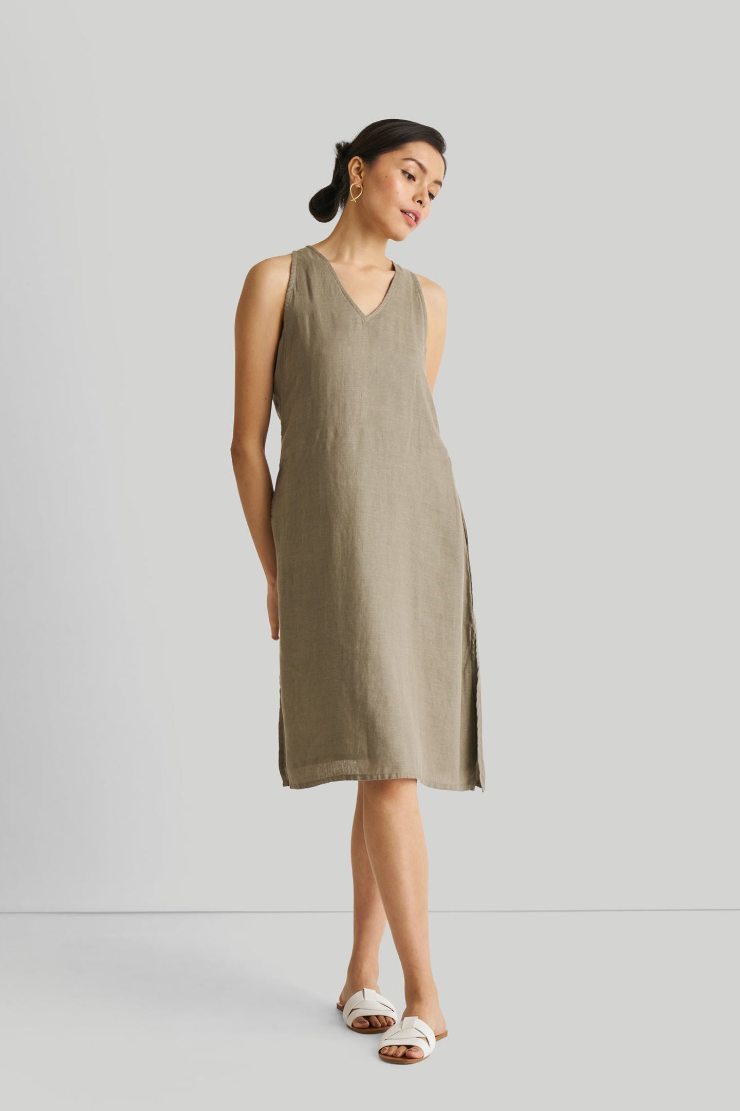 Vestido Reading Tea Leaves en color oliva oscuro