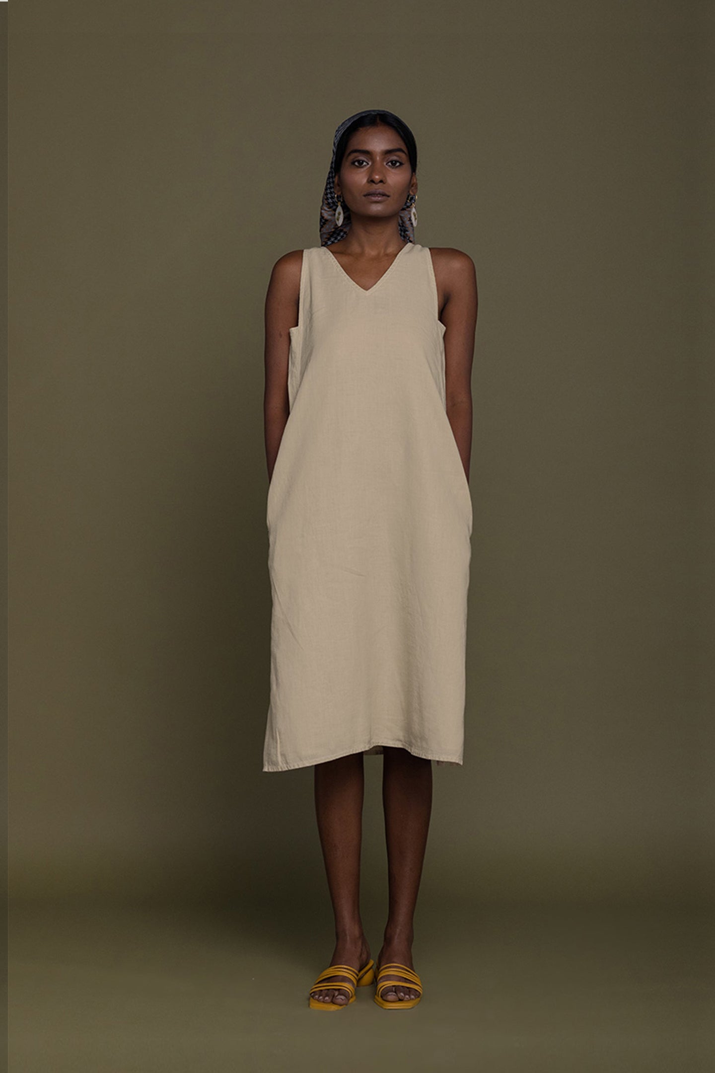 Vestido Reading Tea Leaves en beige neutro
