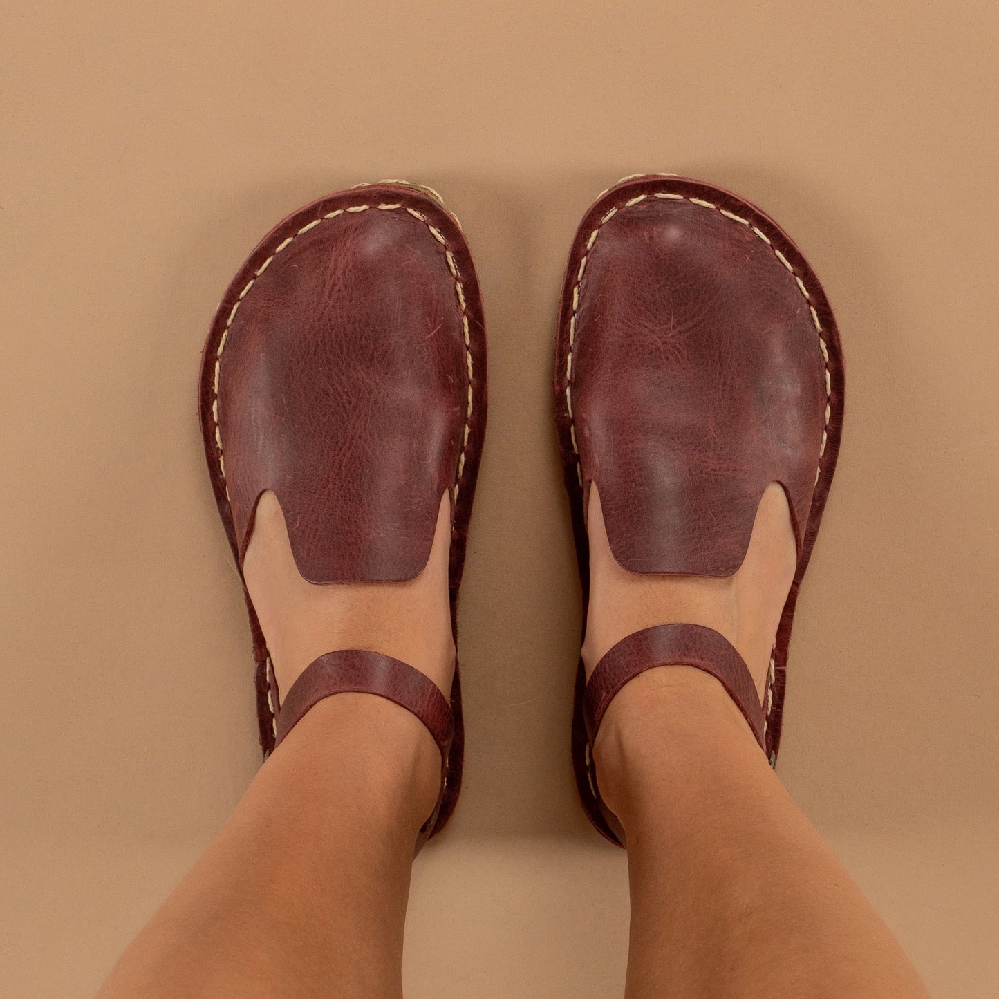 Sandalias descalzas rojas con punta cerrada